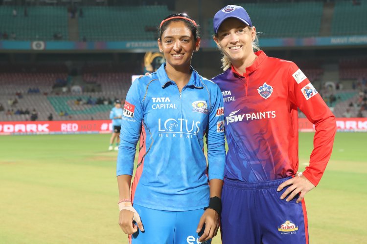 पहली महिला प्रीमियर लीग 2023 की पहली चैंपियन बनी मुंबई इंडियंस की टीम।