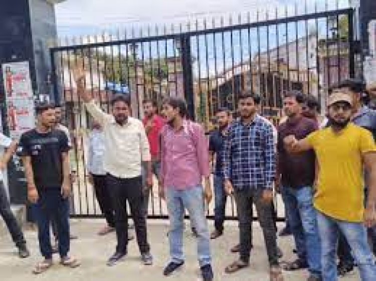 मुजफ्फरपुर के बिहार विश्वविद्यालय में वित्तीय अनियमितता के मामले में कार्रवाई के लिए गेट पर ताला जड़ा गया